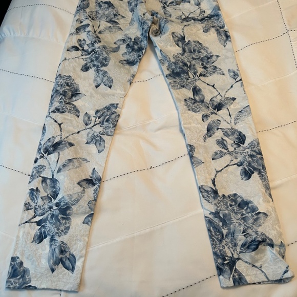 Guess brand jeans/pants - Picture 2 of 4